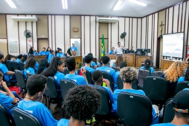 Alunos da rede municipal visitam Fórum de São Sebastião
