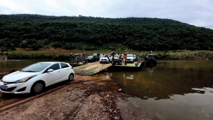 A balsa funciona todos os dias, das 6h às 20h, e pode transportar até 32 veículos leves por viagem -Foto: Divulgação Selt