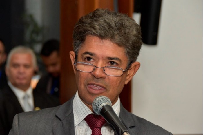 Deputado Professor Rinaldo Modesto, autor da proposta, durante sessão plenária na Assembleia Legislativa