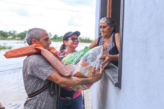 Em Cruzeiro do Sul, Rio Juruá baixa 18cm em 24 horas e ajuda humanitária mantém socorro a vítimas da inundação