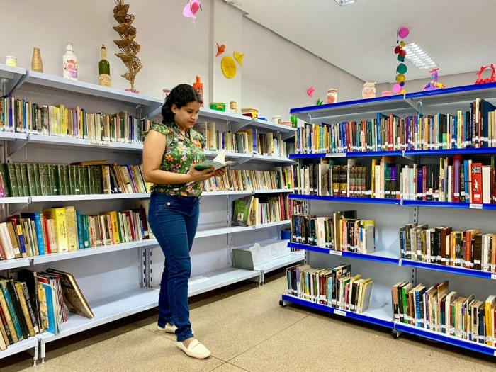 Cultura: No Dia do Bibliotecário, conheça Samantha Araújo responsável pela biblioteca da FCCM