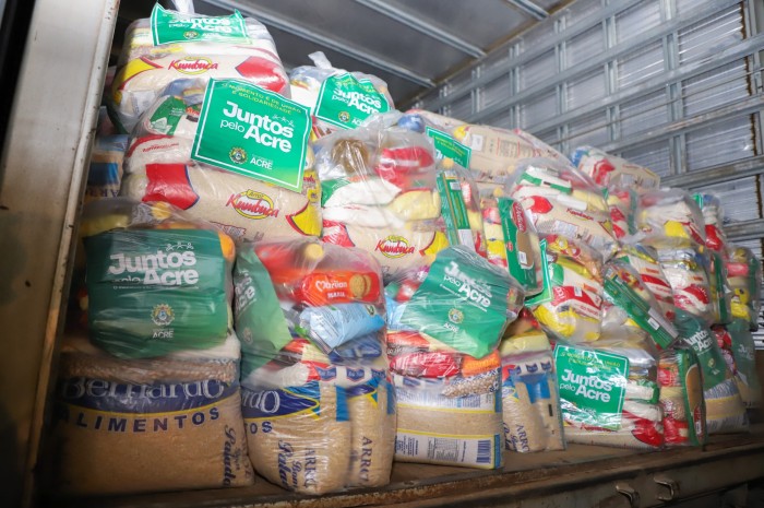 Mais de 12,4 toneladas de alimentos são enviadas à terra indígena no interior do Acre