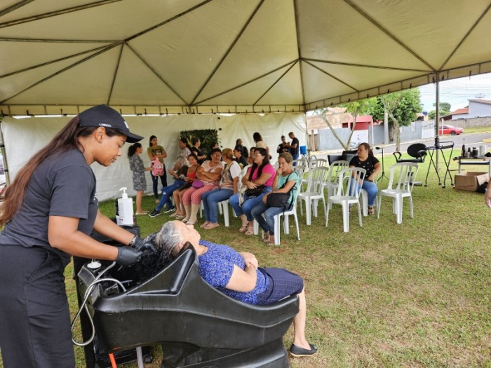 Carreta da Beleza atendeu 400 mulheres em Costa Rica