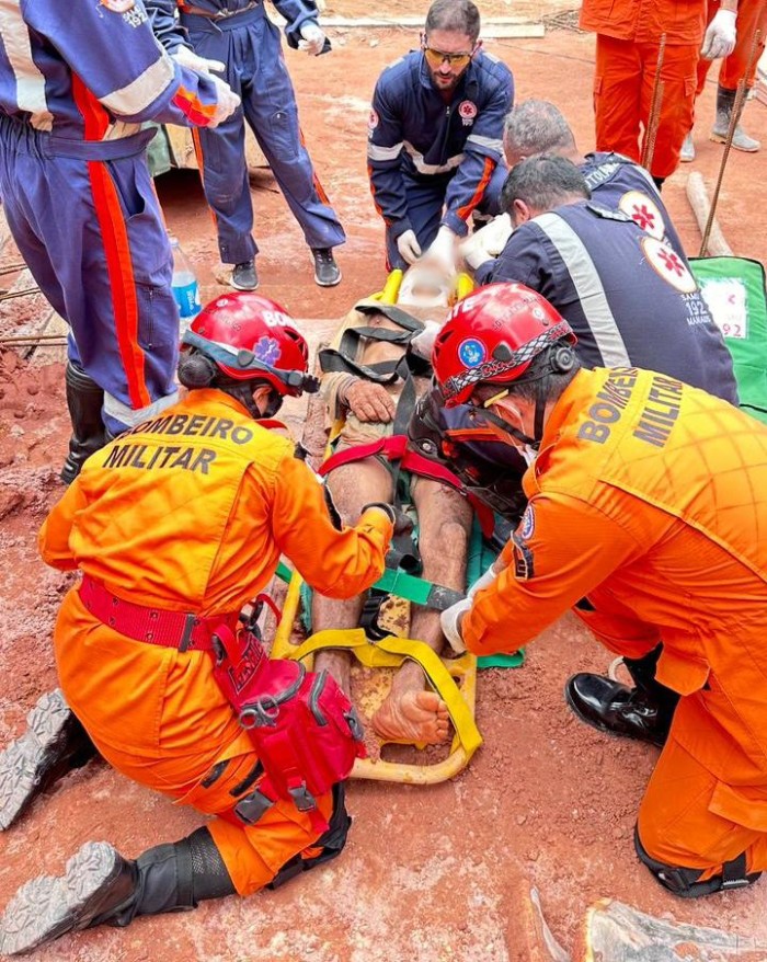 Em ação complexa, bombeiros resgatam vítimas soterradas em canteiro de obra privada no bairro Flores