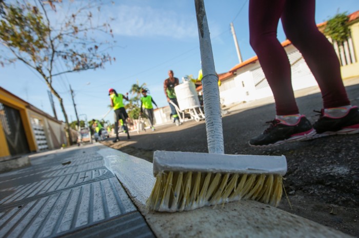 Bairro Solemar recebe mutirão de limpeza e zeladoria