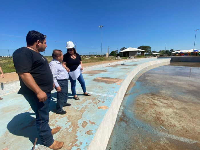 Em visita à obra inacabada do Parque Aquático, prefeito Akira garante conclusão em novembro