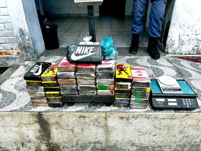 POLICIAIS MILITARES DO 13º BATALHÃO FAZEM APREENSÃO DE GRANDE QUANTIDADE DE DROGAS EM SÃO MATEUS