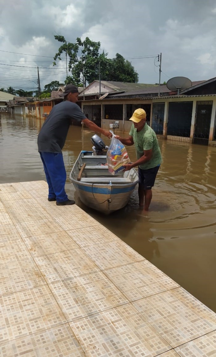 Deracre entrega de cestas básicas a servidores da autarquia atingidos pelas enchentes