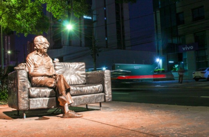 Valorização cultural: estátua de Manoel de Barros ganha revitalização e iluminação cênica