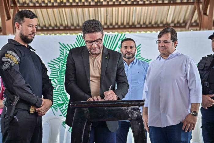 Governo do Estado entrega viaturas e anuncia construção da sede do Grupo Penitenciário de Operações Especiais