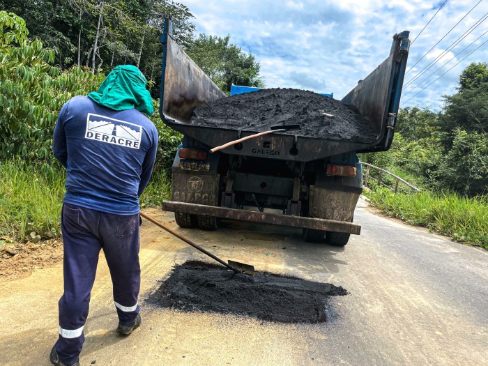 Governo e Prefeitura de Cruzeiro do Sul realizam operação tapa-buraco na estrada do Guajará