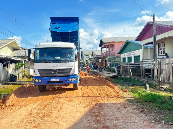 Deracre e Prefeitura de Tarauacá trabalham na restauração de vias atingidas pela enchente