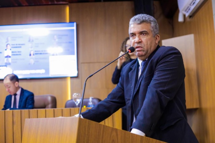 Marcial Lima sobe a tribuna para denunciar problemas em São Luís