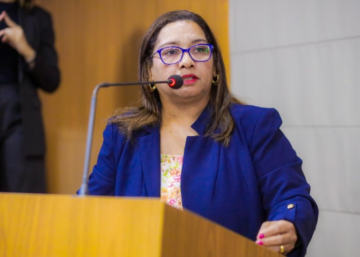 Professora Eva cobra do prefeito o pagamento dos salários atrasados das escolas comunitárias
