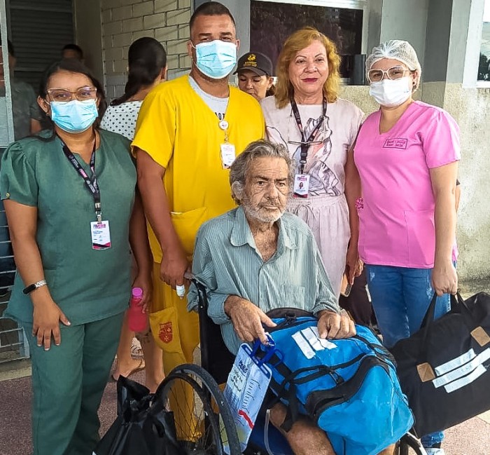 Humanização: Equipe multiprofissional do Hospital Edson Ramalho garante alta social a idoso