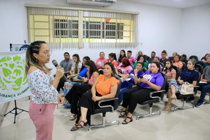 Colaboradores do ‘Prato Cheio’ recebem capacitação para orientar usuários sobre programas da Assistência Social
