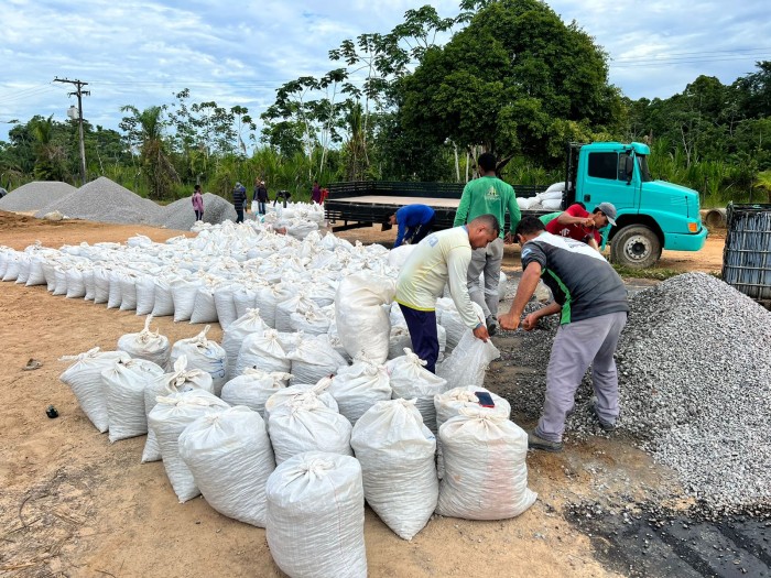 Governo embarca insumos para a construção da passarela de Marechal Thaumaturgo