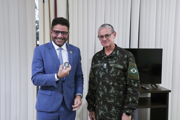 Governador visita Comando Militar da Amazônia e agradece apoio do Exército durante enchentes no estado