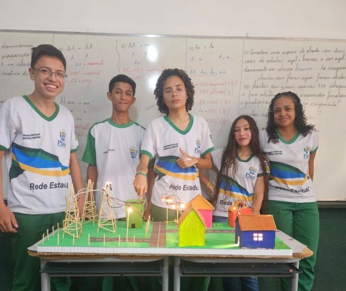 Com uso de maquetes, estudantes do Ceti Doroteu Sertão demonstram fenômenos físicos
