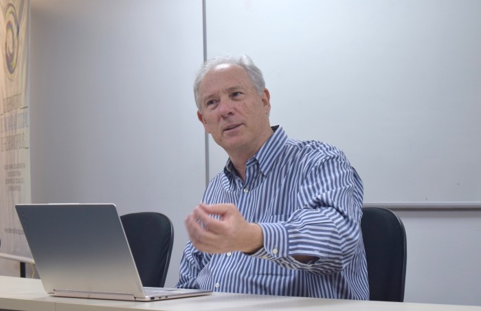 Professor dos EUA dá aula aberta nesta quarta na Udesc Esag sobre governo, sociedade civil e democracia