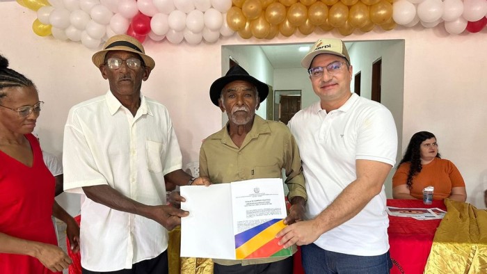 Interpi entrega título coletivo de território quilombola para a Comunidade Tanque de Cima