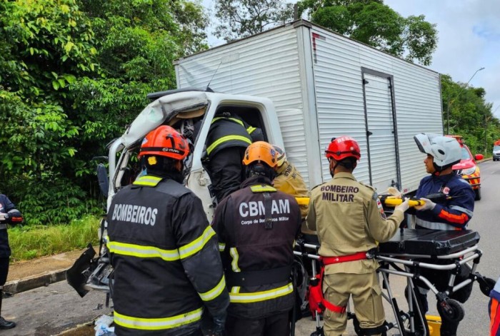 Corpo de Bombeiros resgata duas vítimas presas nas ferragens de caminhão na avenida do Futuro