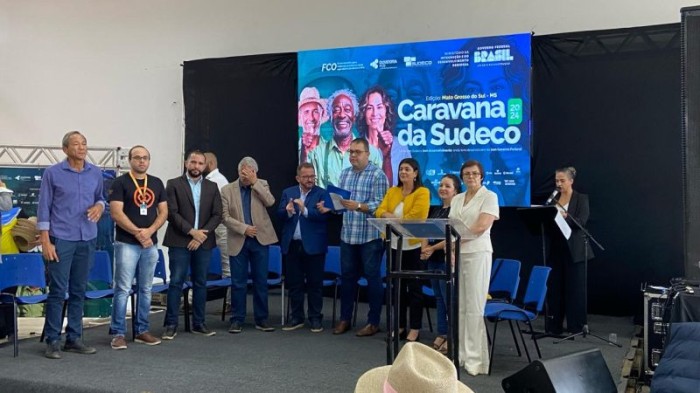 Na Caravana da Sudeco, Alan assina convênio para drenagem e pavimentação em Dourados