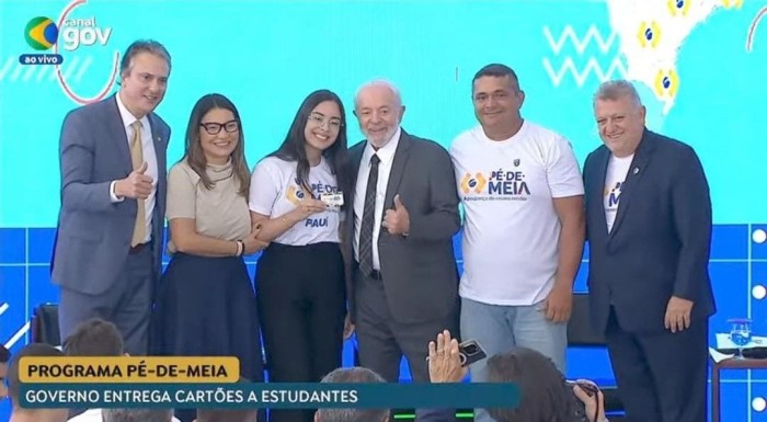 Cartões de pagamento do programa Pé-de-Meia são entregues a estudantes