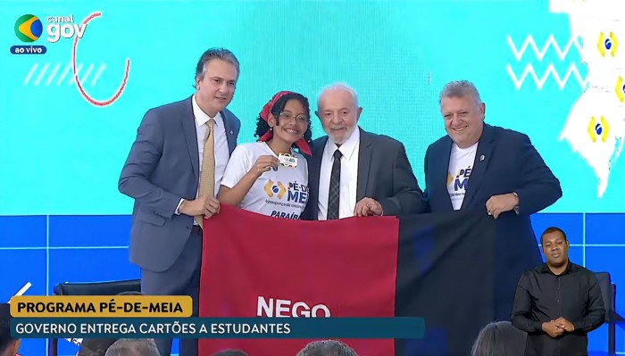 Estudante paraibana recebe cartão do Pé-de-Meia do presidente Lula durante cerimônia no Palácio do Planalto