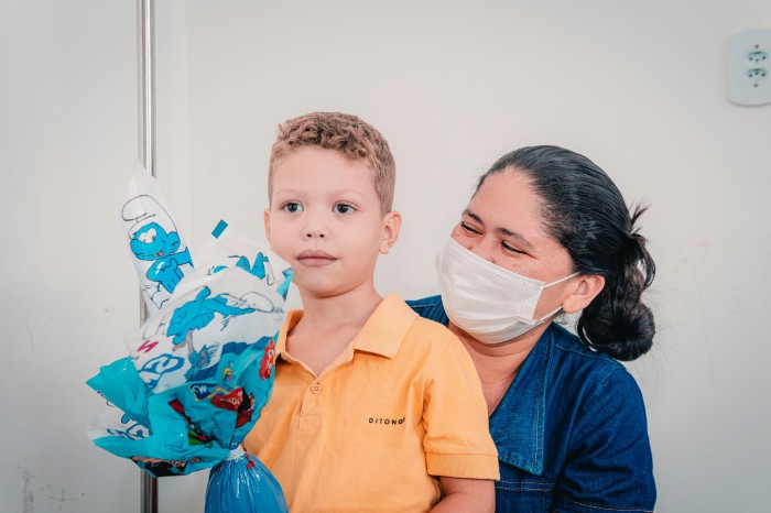 Crianças internadas no Hospital Infantil Dr. Juvêncio Mattos recebem ovos de páscoa