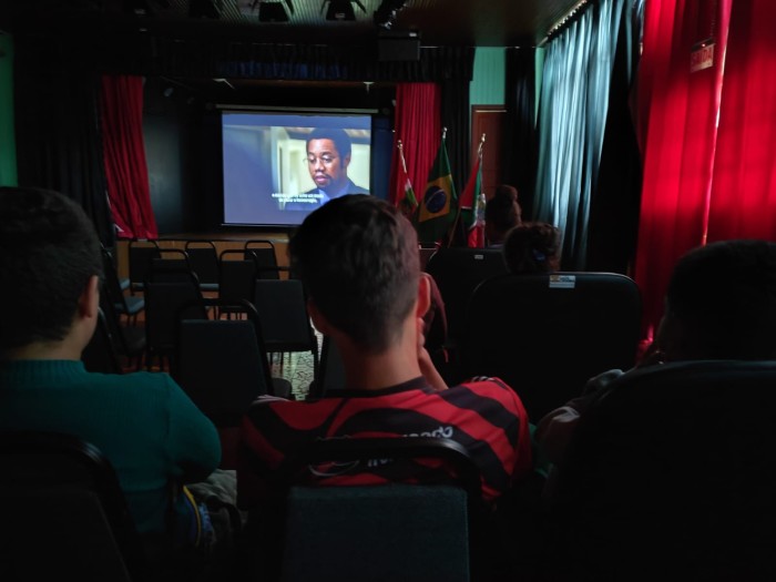 Cras de Abdon Batista promove sessões de cinema para incentivar adolescentes a refletirem sobre o futuro