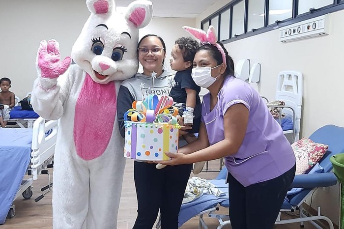 Visita da coelhinha Lilica encerra programação de Páscoa do Hospital Abelardo Santos