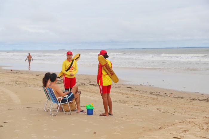 Banhistas aproveitam praias da capital com segurança reforçada durante o feriadão