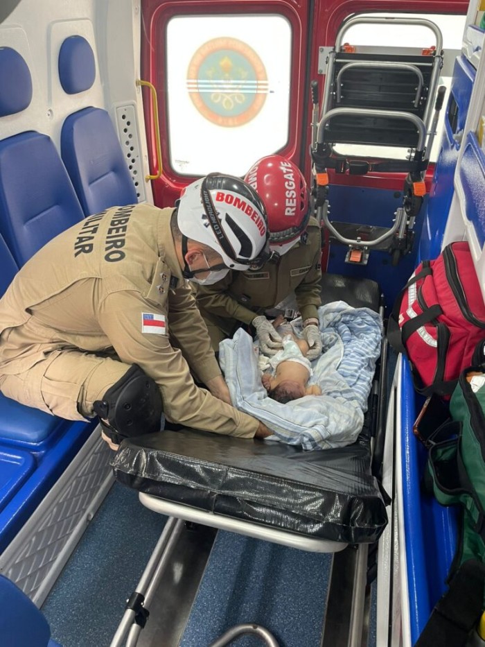 Bombeiros resgatam recém-nascido deixado dentro de uma caixa de papelão