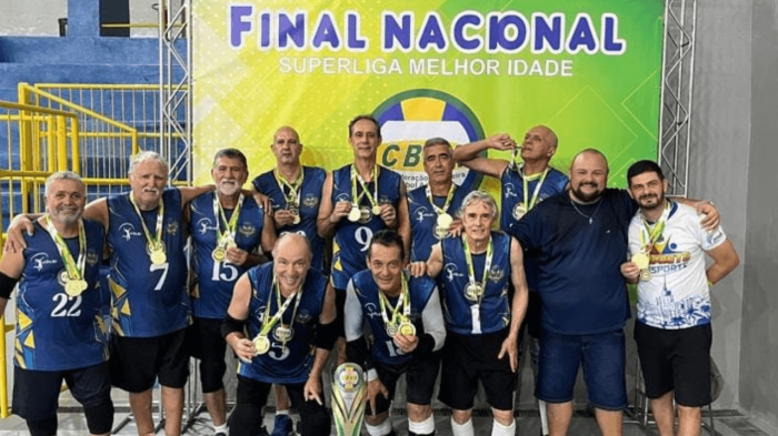 Equipe 68+ masculina de voleibol adaptado vence final nacional