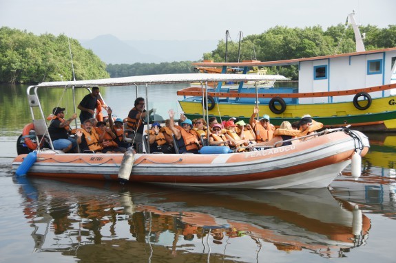 Projeto Navega Longevidade: passeio de barco anima idosos do Programa Conviver