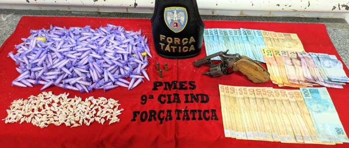 PM apreende drogas e arma em Itapemirim