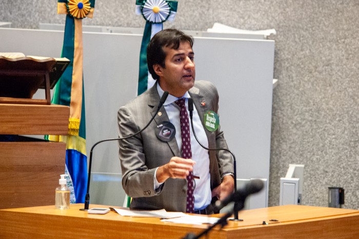 Gabriel Magno denuncia falta de merenda nas escolas públicas