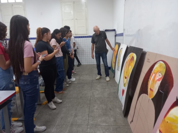 Estudantes da ETE de Arte Juca Pontes participam de aula com o artista paraibano Fred Svendsen