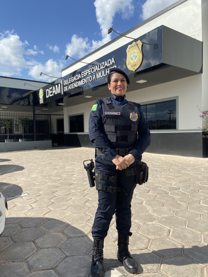 Em seu último plantão, policial militar recebe homenagem por carreira dedicada ao atendimento de mulheres