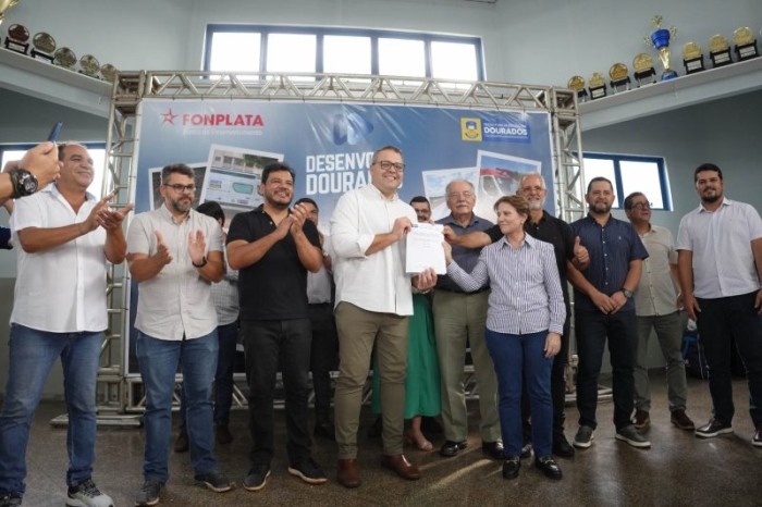 Prefeito Alan Guedes assina duas ordens de serviços e um contrato, totalizando investimentos de mais de R$ 23 milhões