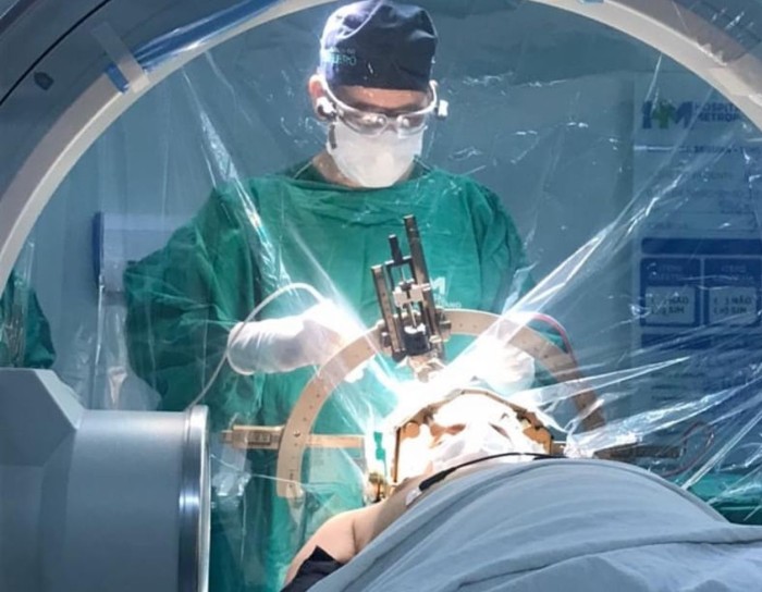 Hospital Metropolitano oferece atendimento a pacientes com Parkinson e realiza cirurgias