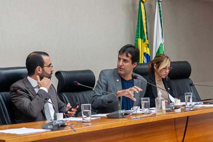 Câmara do DF aprova projetos de lei e debate problemas do serviço de saúde