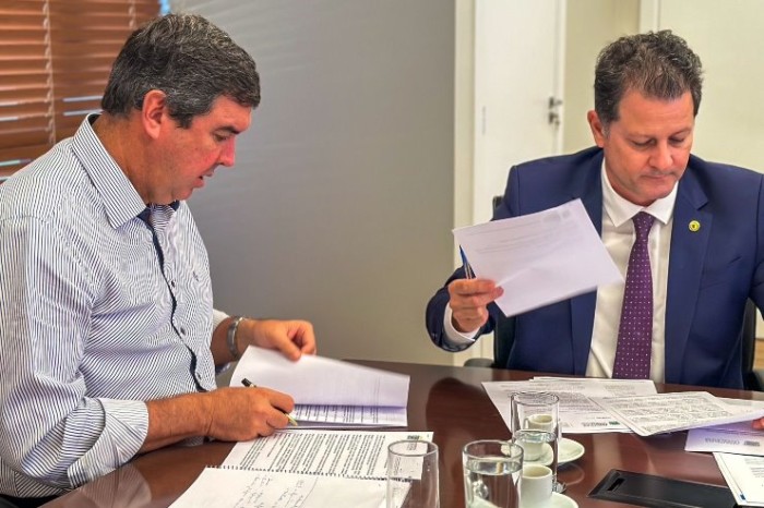 Frente Parlamentar do Leite e Renato Câmara apresentam projetos ao governador Riedel