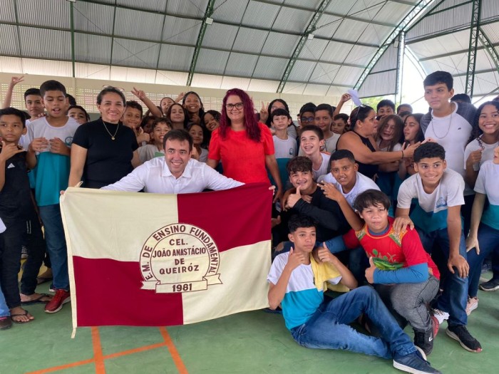 Mab 111: Piloto do maior avião de passageiros do mundo recebe homenagem na escola que tem nome de seu avô João Anastácio de Queiroz