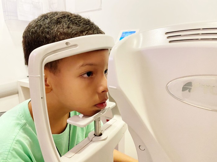 Governo oferece serviços de saúde a crianças e adultos com síndrome de down e autismo em ação em shopping de São Luís