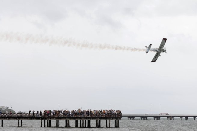 Esquadrilha CEU encanta o público durante apresentações em São Sebastião