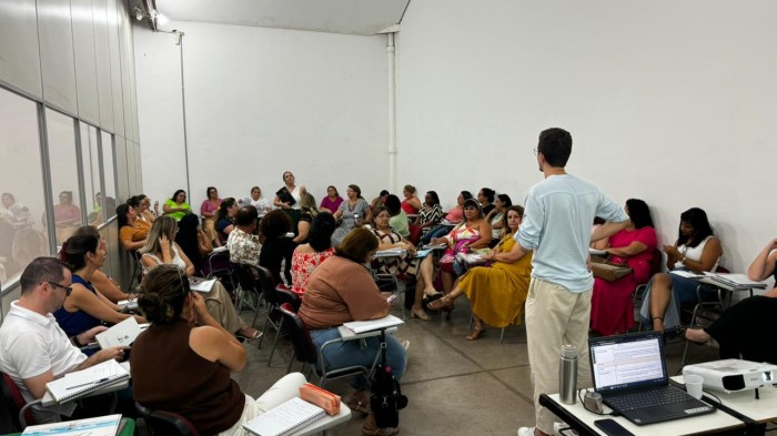 Profissionais da Educação participam de formação de leitura e escrita