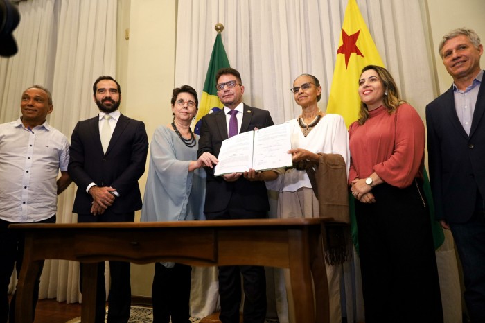 Acre assina contrato do Fundo Amazônia com BNDES para investimento em setores ambientais
