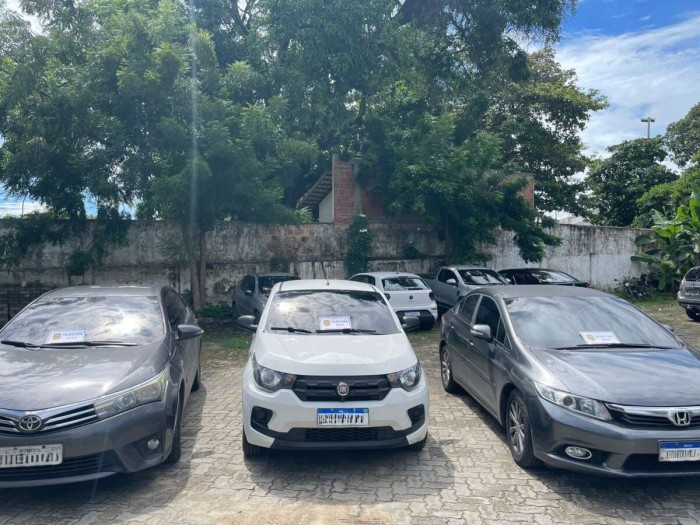 Carros de luxo, armas e dinheiro são apreendidos e três pessoas são capturadas em operação da PCCE na Capital e RMF